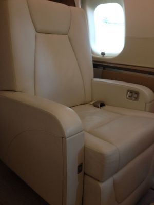 Fauteuil en cuir d'avion réparations à Marseille